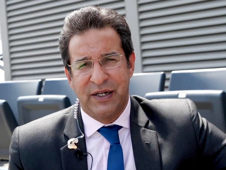 Wasim Akram embarrassed at Manchester airport | वसीम अकरम ...